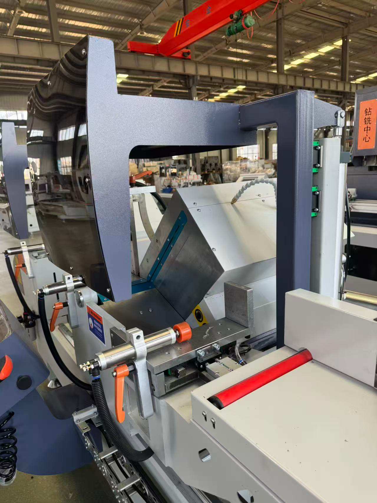 550 CNC utåtsvängande högvolymsgeringssåg, 45°/90°