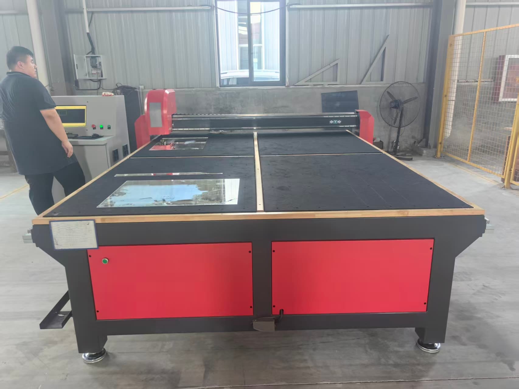 Automatisk glasskärmaskin