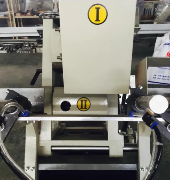 ertisk pneumatisk PVC vattenslitsfräsmaskin för UPVC fönsterprofiler