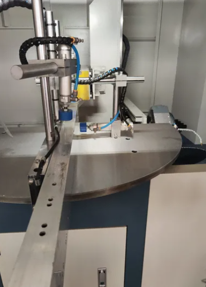 Kraftig hydraulisk gardinväggssåg för tjockväggiga aluminiumprofiler