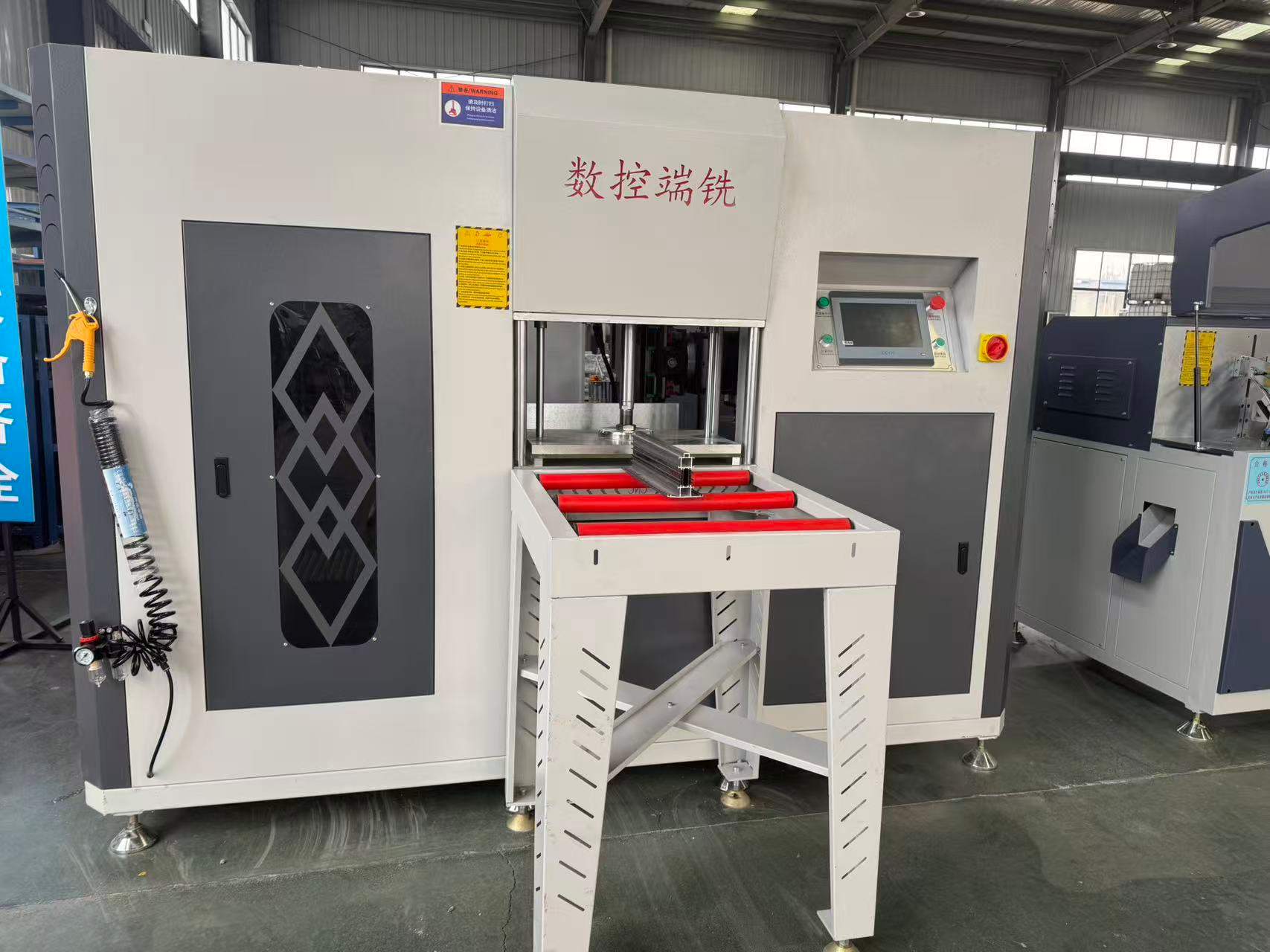 3+2-axlig CNC-ändfräs med hög precision för specialformade aluminiumstolpar