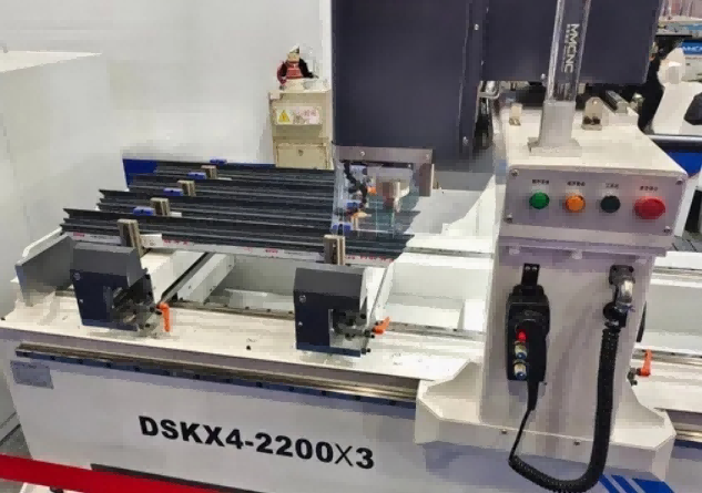 Högprecision, kraftig 4-huvud CNC aluminium gardinväggsborrmaskin