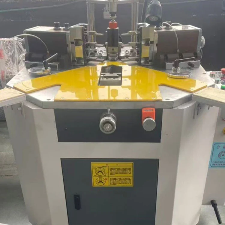 Hydraulisk hörnpressningsmaskin med ett huvud