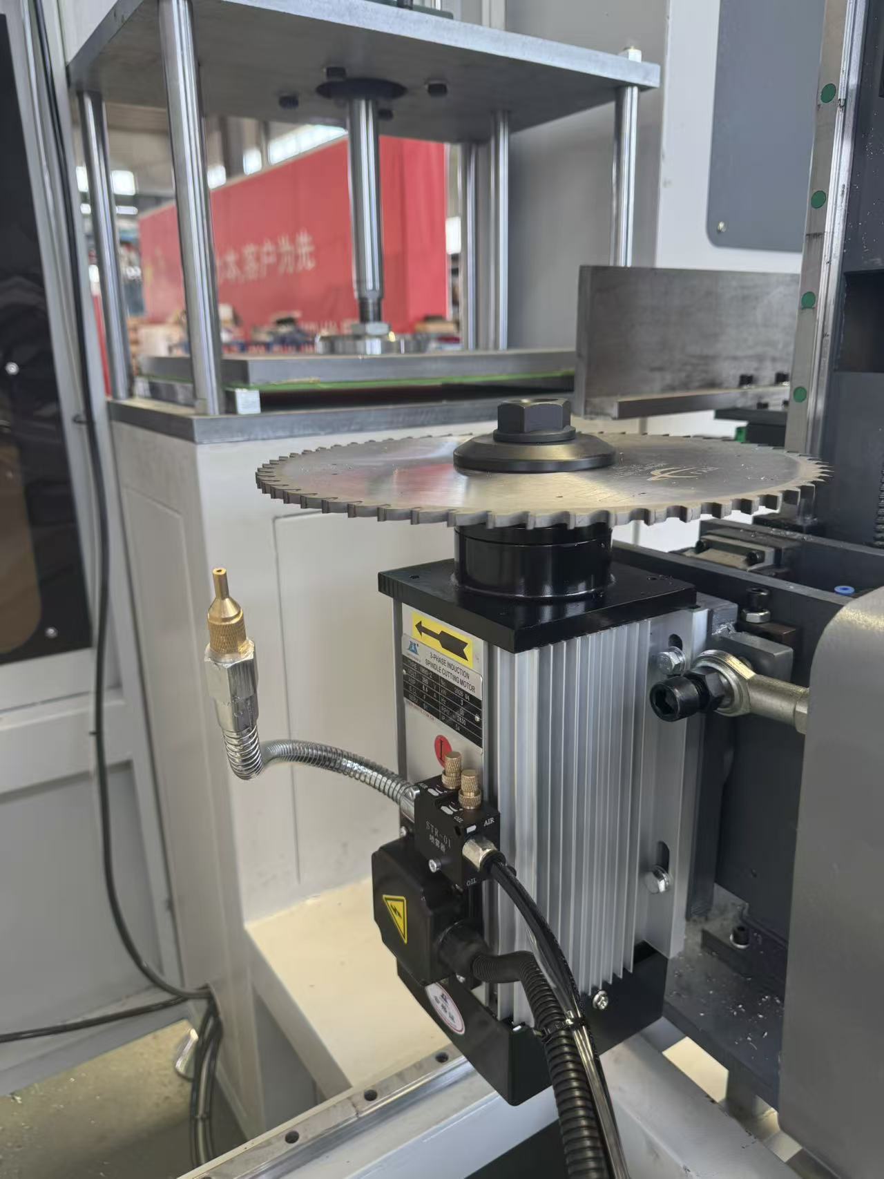 Flervinkel 3+2-axlig CNC-ändfräs för oregelbundna aluminiumprofiler